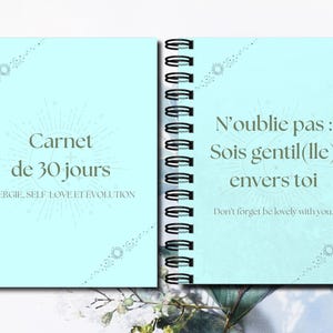 Peut inclure: Deux carnets à spirales avec des couvertures bleu clair. Le carnet de gauche indique "Carnet de 30 jours" et "ÉNERGIE, SELF LOVE ET ÉVOLUTION". Le carnet de droite indique "N'oublie pas: Sois gentil(lle) envers toi" et "Don't forget be lovely with you."
