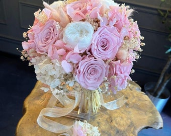 Ramo de novia con arreglo de rosas rosadas preservadas y peonías blancas secas: flores naturales para novias