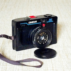 Film camera SMENA-35 — produced in the USSR by the LOMO association since 1990. The camera is faulty, only for collection and design work.
