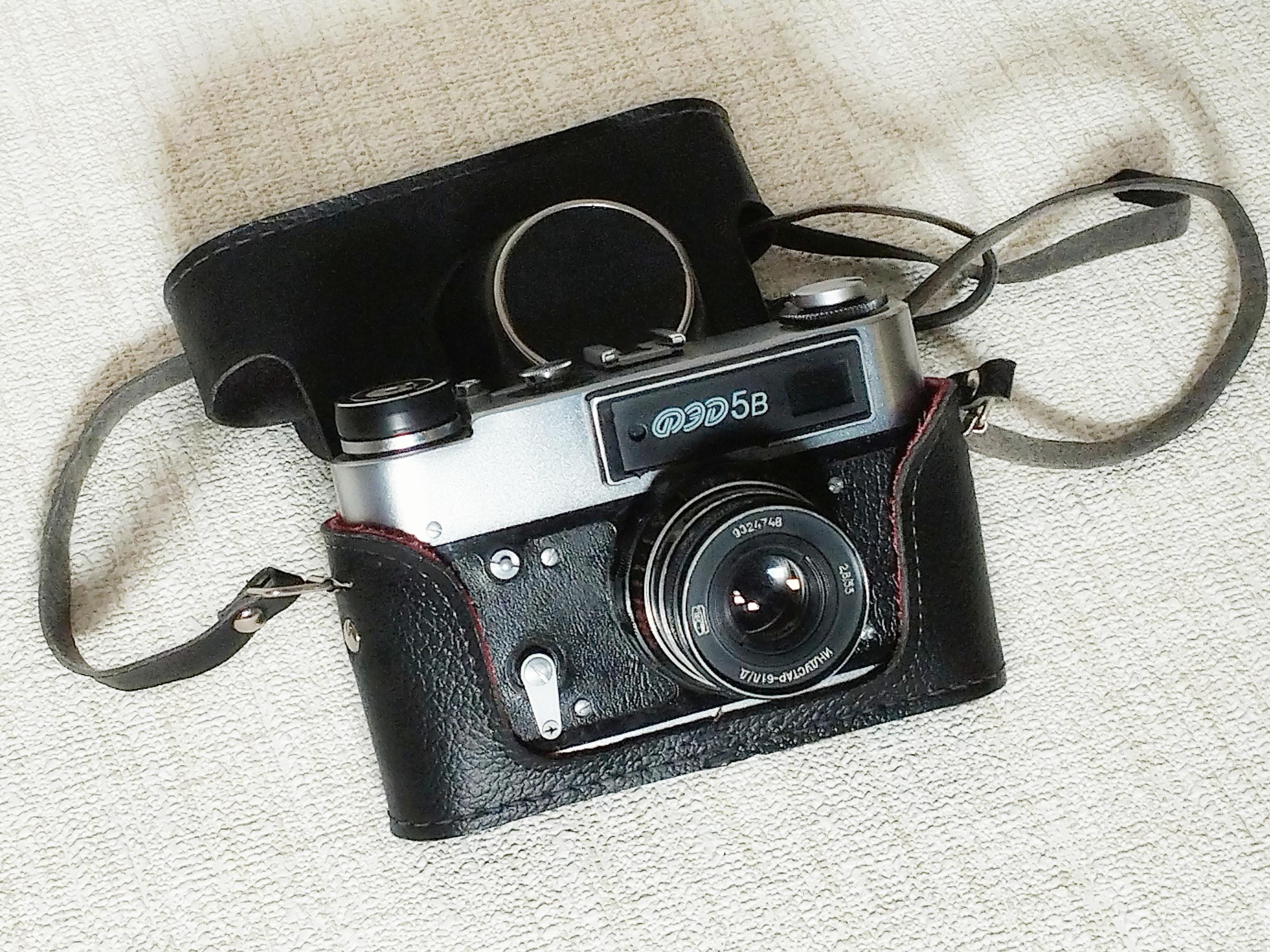 1975年から1991年までソ連で製造されたフィルムカメラFED-5B。カメラは