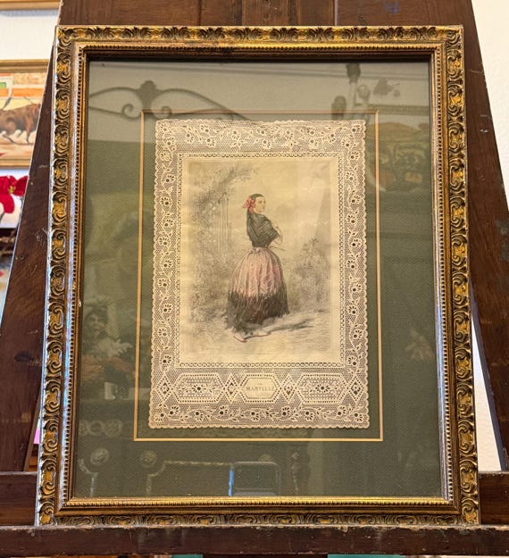 アンティークの手彩色版画「ラ・マンティーユ」、金箔装飾額装 
