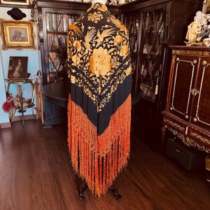 vintage Manton de Manille. Châle de flamenco en soie antique. Châle de piano antique. Le poids du châle est de 1 100 grammes.