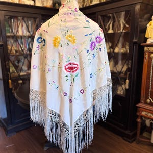 Mantón de seda vintage para flamenca. Presenta bordado a mano por ambas caras y flecos largos.
