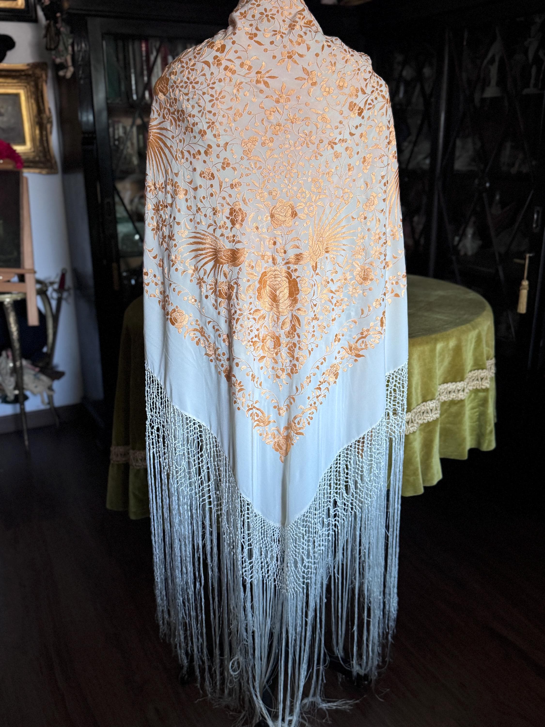 マントン ホワイト刺繍フリンジショール ヴィンテージアイボリーシルクマントン・デ・マニラ – 金色の花柄と