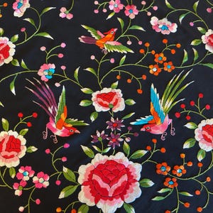 Châle Manton de Manila vintage en soie noire brodée avec oiseaux et roses - Franges brodées à la main