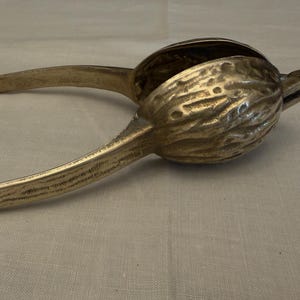 Mässingsnötknäppare i valnötsform, guldfinish, 1950-60-tal. Vintage från mitten av århundradet