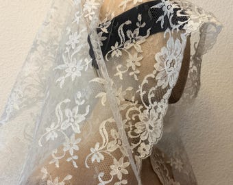 Vintage Spanish White Lace Mantilla – Elegant Bridal Veil - Etsy display picture 2