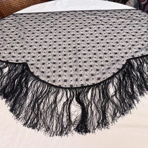 Gorgeous vintage Spanish mantilla. Catholic veil. Church scarf.