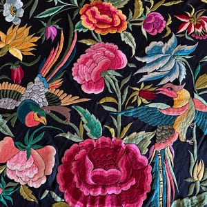Antike Mantón de Manila Klavier Schal | Luxuriöses schwarzes Seidentuch mit bunter Blumen- und Vogelstickerei | Großes Flamenco Wrap. 2260 gr