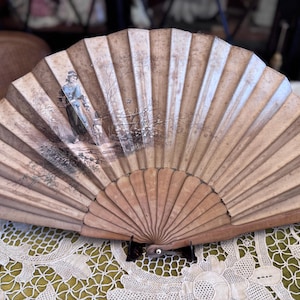 Antique Hand-Painted Fabric and Wood Fan – 30 cm – Romantic Scene – Folding Wall Decor or Collector’s Piece