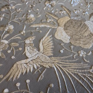 Élégant châle Manton de Manila vintage en soie ivoire avec broderie blanche à la main et longues franges