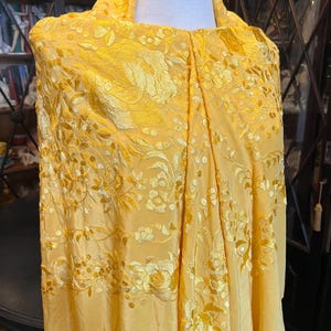 Flamenco silk shawl (Manton) with embroidery and long fringe. Mantón de Manila. Vintage. Spain.