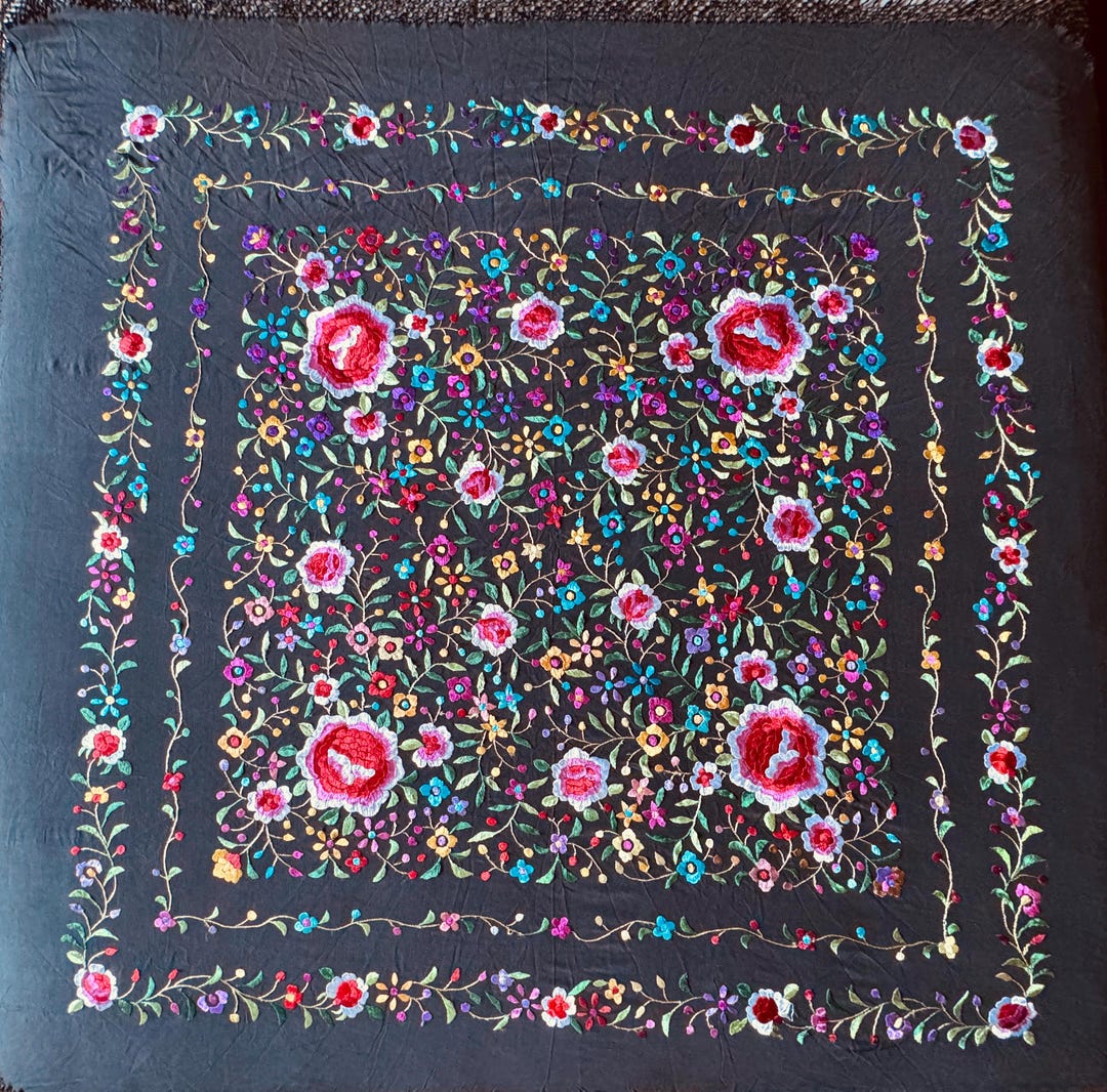 Châle En Soie Brodé Main Couleur Os Clair - Espagne XIXème Siècle - Vintage