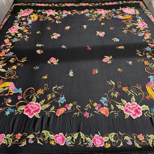 Vintage silk manila shawl (manton). It has double-sided hand embroidery and long fringe. Shawl &quot;Piano&quot;. Isabelina shawl