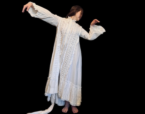 Antique cotton boudoir robe. Lace robe. Antique lingerie. 19th century lingerie