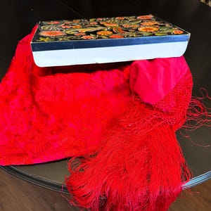 Mantón de seda vintage para flamenca. Presenta bordado a mano por ambas caras y flecos largos.