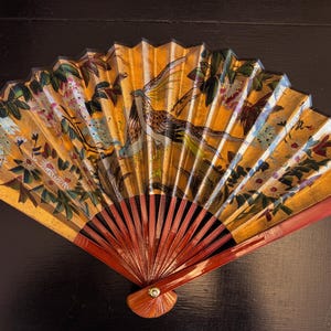 Vintage handgeschilderde gouden papieren waaier met vogels – vouwwaaier in Japanse stijl – houten frame – 12,2 inch – met originele doos – uitstekende staat