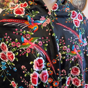 Vintage Satin Manila Schal - Handbestickt mit Vögeln & Rosen