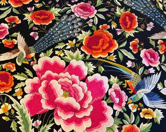 Peut inclure: Tissu brodé avec un fond noir, présentant des motifs floraux et d'oiseaux. De grandes pivoines roses et rouges, des fleurs d'oranger et des oiseaux colorés avec des plumes de queue de paon sont richement détaillés.