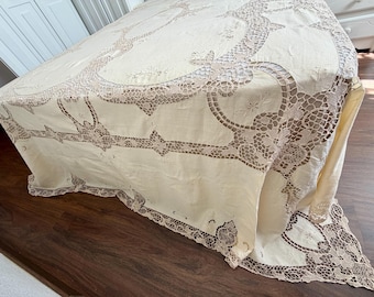 Couvre-lit ancien en lin avec empiècement en dentelle de Burano, grand couvre-lit