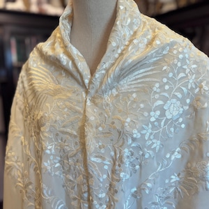 Mantón de seda vintage para flamenca. Presenta bordado a mano por ambas caras y flecos largos.