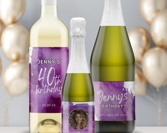 Może przedstawiać: Trzy butelki wina i szampana z niestandardowymi etykietami. Etykiety mają fioletowy wzór akwareli i tekst "Jenny's 40th birthday" i "Jenny's Birthday". Jedna etykieta zawiera zdjęcie i tekst "Thanks for coming".