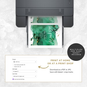 Op de afbeelding: Een digitale download van een printbare uitnodiging voor een feestje. De uitnodiging heeft een groene aquarel achtergrond met gouden accenten en de tekst "Let's party!" en "Alex Smith's Birthday". De tekst "Multiples per page sheet included" is ook zichtbaar.
