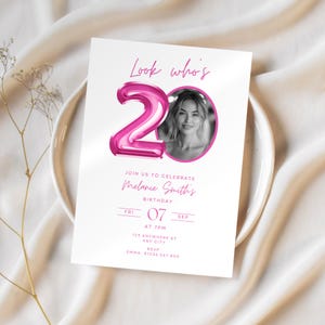 Convite rosa para 20º aniversário - Design personalizado com foto e balão, convite para festa minimalista moderno, modelo editável do Canva para mulheres C03