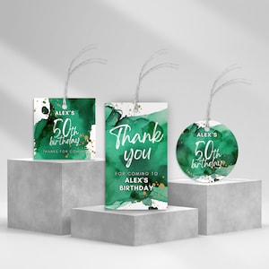 Puede incluir: Tres etiquetas de favor de acuarela verde y dorada con texto blanco. Las etiquetas dicen "Alex's 50th birthday" y "Gracias por venir al cumpleaños de Alex".