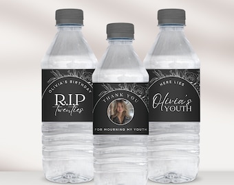 RIP Jaren '20 waterflesetiketten, aangepast drankjelabel, zwart-witte bloemen, donkergotisch 30e verjaardagsfeestje, DIY-cadeaubedankje Canva-sjabloon C01