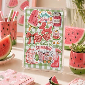 Op de afbeelding: Een doorzichtige tablethoes met een groen en wit geruit patroon, versierd met zomerse stickers. Stickers zijn onder meer een watermeloen ijsje, hartvormige zonnebrillen en de tekst "All booked for SUMMER". Andere items met watermeloen thema zijn ook zichtbaar.