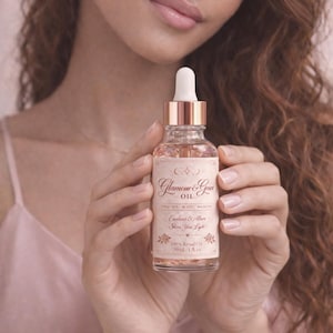 Puede incluir: Una taza de cer&aacute;mica blanca con un asa negra y el texto "But First, Coffee" en negro y negrita. La taza est&aacute; sobre una superficie de madera. La taza mide aproximadamente 10 cm de alto.