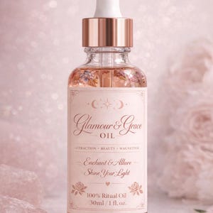 Puede incluir: Una botella de vidrio transparente de aceite Glamour & Grace con tapa dorada y cuentagotas blanco. La etiqueta dice "Glamour & Grace OIL". La botella contiene 30 ml de aceite.