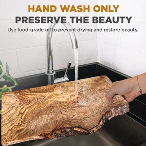Puede incluir: Una tabla de cortar de madera con un borde natural se sostiene bajo un grifo. La tabla tiene un patr&oacute;n de vetas de madera &uacute;nico con tonos marrones y beige. El texto en la imagen dice: HAND WASH ONLY, PRESERVE THE BEAUTY, Use food-grade oil to prevent drying and restore beauty.