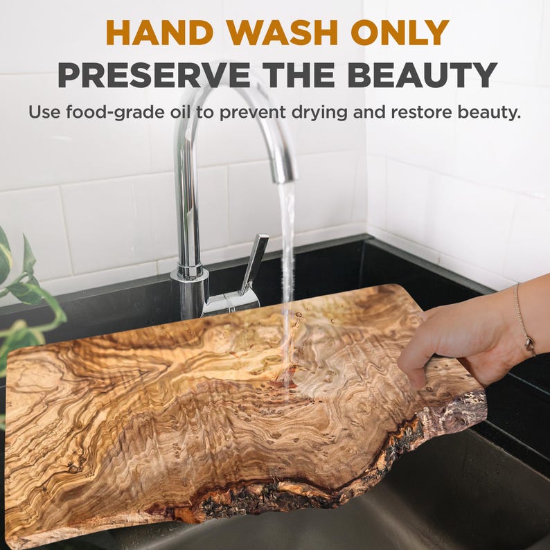 Puede incluir: Una tabla de cortar de madera con un borde natural se sostiene bajo un grifo. La tabla tiene un patr&oacute;n de vetas de madera &uacute;nico con tonos marrones y beige. El texto en la imagen dice: HAND WASH ONLY, PRESERVE THE BEAUTY, Use food-grade oil to prevent drying and restore beauty.