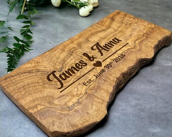 Tabla de cortar rústica de madera de olivo grabada: regalo personalizado para parejas, compromiso, boda, aniversario o para el Día de la Madre.