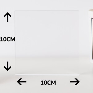 Pu&ograve; includere: Un espositore quadrato in acrilico trasparente, che misura 10 cm per 10 cm. L'espositore &egrave; ideale per esporre piccoli oggetti, come candele, gioielli o figurine.