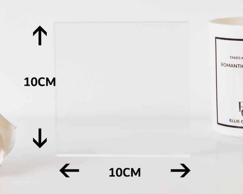 Pu&ograve; includere: Un espositore quadrato in acrilico trasparente, che misura 10 cm per 10 cm. L'espositore &egrave; ideale per esporre piccoli oggetti, come candele, gioielli o figurine.
