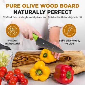 Puede incluir: Una tabla de cortar de madera de olivo puro. La tabla es naturalmente antibacteriana y est&aacute; hecha de una sola pieza s&oacute;lida. La imagen muestra a una persona cortando un pimiento amarillo con un cuchillo. El texto dice "PURE OLIVE WOOD BOARD NATURALLY PERFECT".