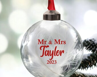 Sr. y Sra. Bauble, Adorno de primera Navidad personalizado para casados, Primera Navidad como Sr. y Sra., Sr. y Sr. o Sra. y Sra. Adorno de cristal de 10 colores