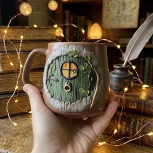 Gemütlicher Hobbit-Tür-Kaffeebecher – Handgefertigter Fantasy-Becher, Cottagecore-Wald-Geschenk