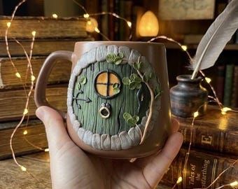 Gezellige Hobbit Door Koffiemok - Handgemaakt fantasiemokdecor, Cottagecore Woodland-cadeau