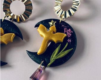 Zauberhafte Ohrringe mit goldenem Mond und Mini Drachen