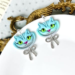 Whimsical Clay Cheshire Cat Earrings, Quirky Accessory for Bookworms, Perfect Gift for Alice in Wonderland Fans, Bow Charm