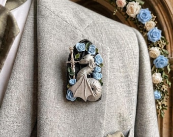 Boutonnière da sposo con drago, spilla da bavero in argilla polimerica con finestra gotica, accessorio da matrimonio unico