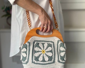 Green Daisy Crochet Bag, Granny Square Bag, Stylish Wooden Purse, Unique Gift for Women, Flower Shoulder Bag, Crossbody Bag For Her