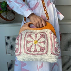 Stylish Crochet Bag with Daisy Flowers and Boho Vibes, Wooden Purse For Woman, Handmade Summer Bag, Birthday Gift Bag, Handmade Boho Bag