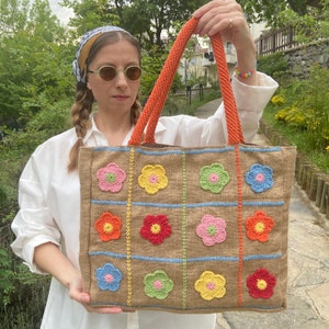 Colorful Daisy Crochet Beach Bag for Girls, Knit Flower Jute Bag for Summer Beach Purse Gifts, Hippie Granny Square Crochet Hand Purse image 2