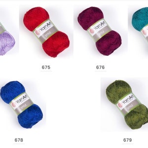 Pode incluir: Seis novelos de fio YarnArt Style em v&aacute;rias cores, incluindo roxo, vermelho, bord&ocirc;, azul-turquesa, azul e verde.