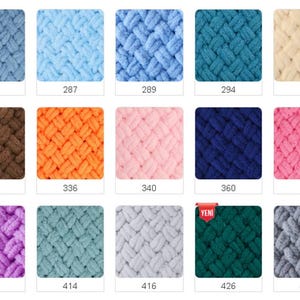 Puede incluir: Una colecci&oacute;n de 12 cuadrados de hilo de diferentes colores, cada uno con un patr&oacute;n tejido. Los cuadrados est&aacute;n dispuestos en una cuadr&iacute;cula de cuatro filas y tres columnas. Los colores incluyen azul claro, naranja, rosa, azul oscuro, beige, marr&oacute;n, morado, gris, blanco y verde.